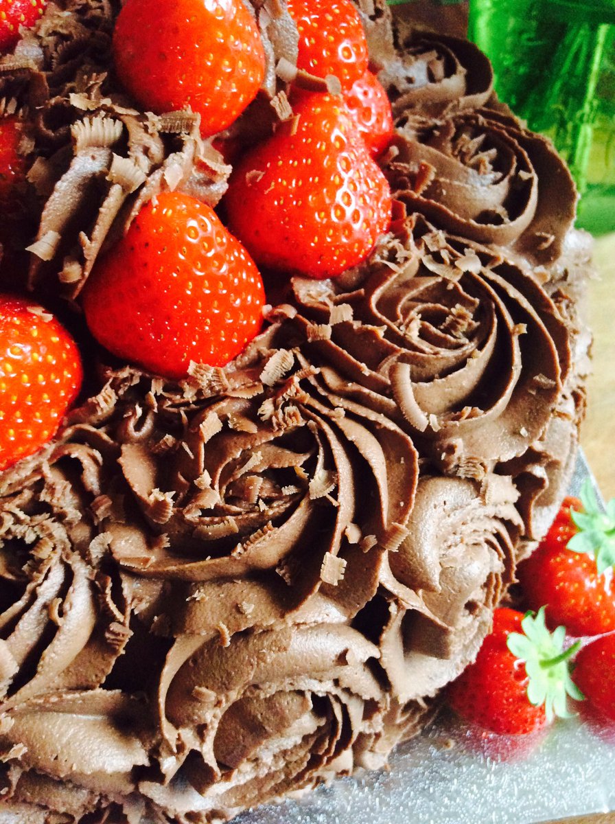 Pop along to #CastleDouglas this weekend <a href="/cdharvestfood/">CD Bike & Food Fest</a> and meet my #chocolate #cake using #local #strawberries &amp; <a href="/RoansDairy/">Roan's Dairy</a> cream.😁x