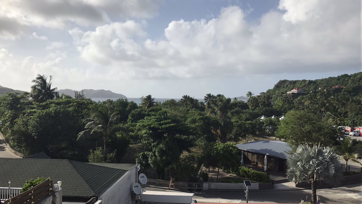 le_J_971's tweet photo. Voici la vue devant ma maison avant et après le passage de #Irma ...
#PrayforStBarth #PrayForSxm #IrmaHurricane2017 # https://t.co/45WpIGNkVn