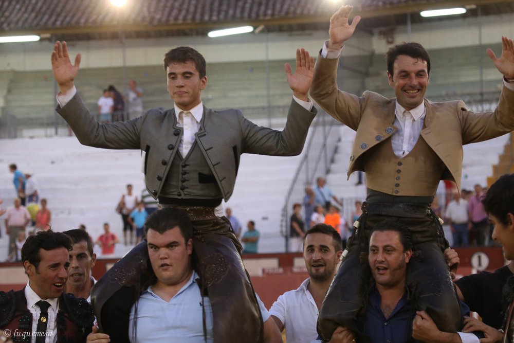 📝RESULTADOS DE FESTEJOS.- <a href="/Andy_Cartagena/">Andy Cartagena</a> y Manuel Moreno puerta grande en Cabra <a href="/campobravosl/">@campo_bravo</a> Foto: Antonio Luque  burladero.tv/resultados-de-…