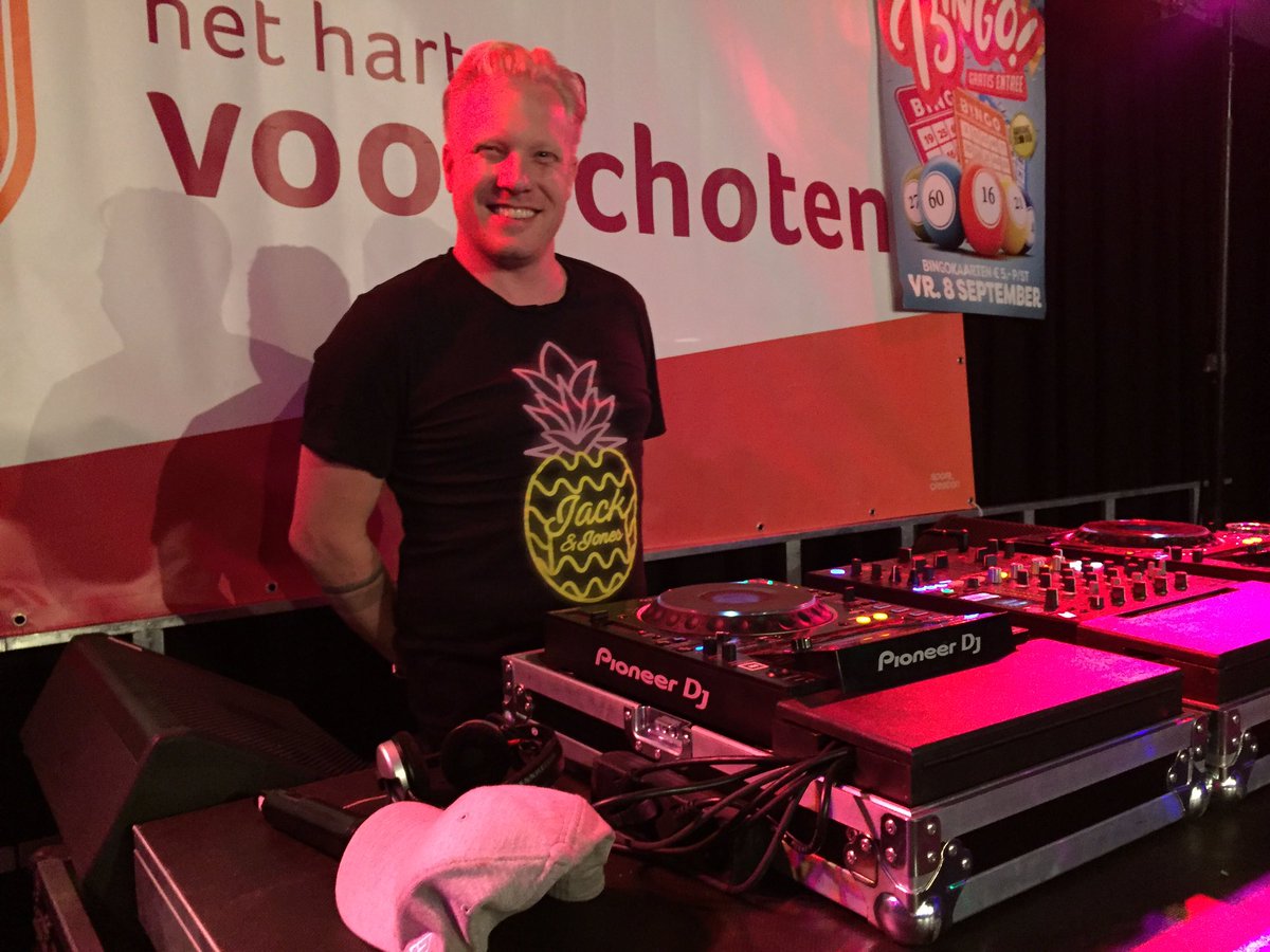 DJ Michiel op <a href="/WeekendVSN/">Weekend Voorschoten</a> . Buiten komt de regen met bakken naar beneden! Binnen wordt gedanst!!
