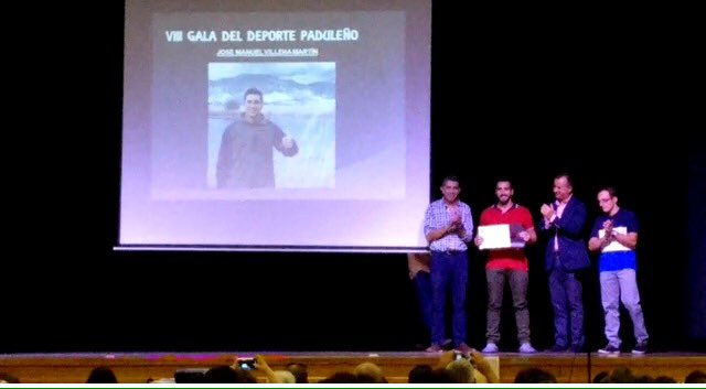 Cantares10padul's tweet photo. Todo un honor recibir el "Reconocimiento" a una trayectoria deportiva dedicado al @DeportePadul y en especial al @BmPadulOFICIAL https://t.co/5Du9TQcg4U