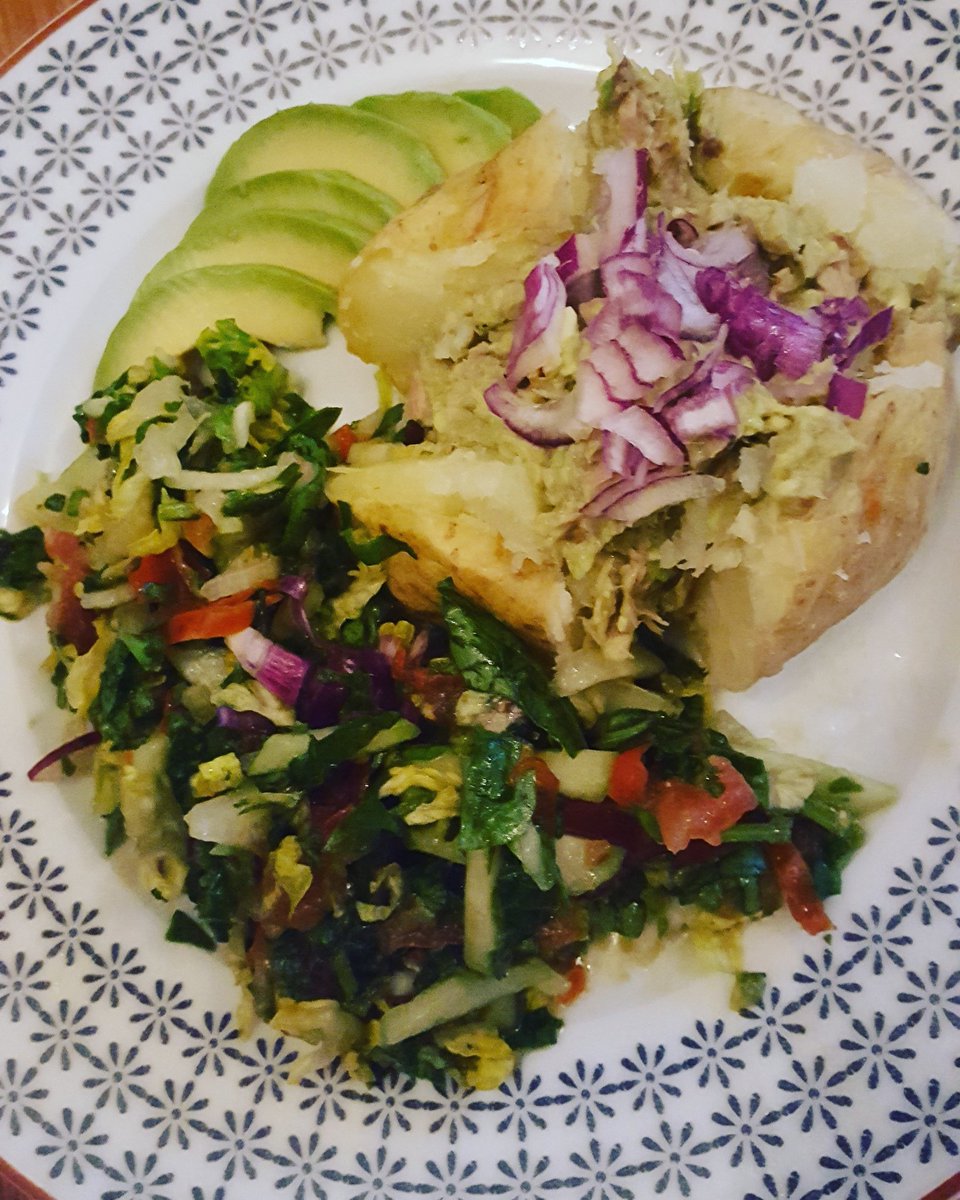 Mmm #quick #easy #dinner #salad #jacketpotato #avocado #tunaavocadomayo #tomato #organic #spinach #cucumber #Foodie #healthy #foodgasm 😎✌🏽💚