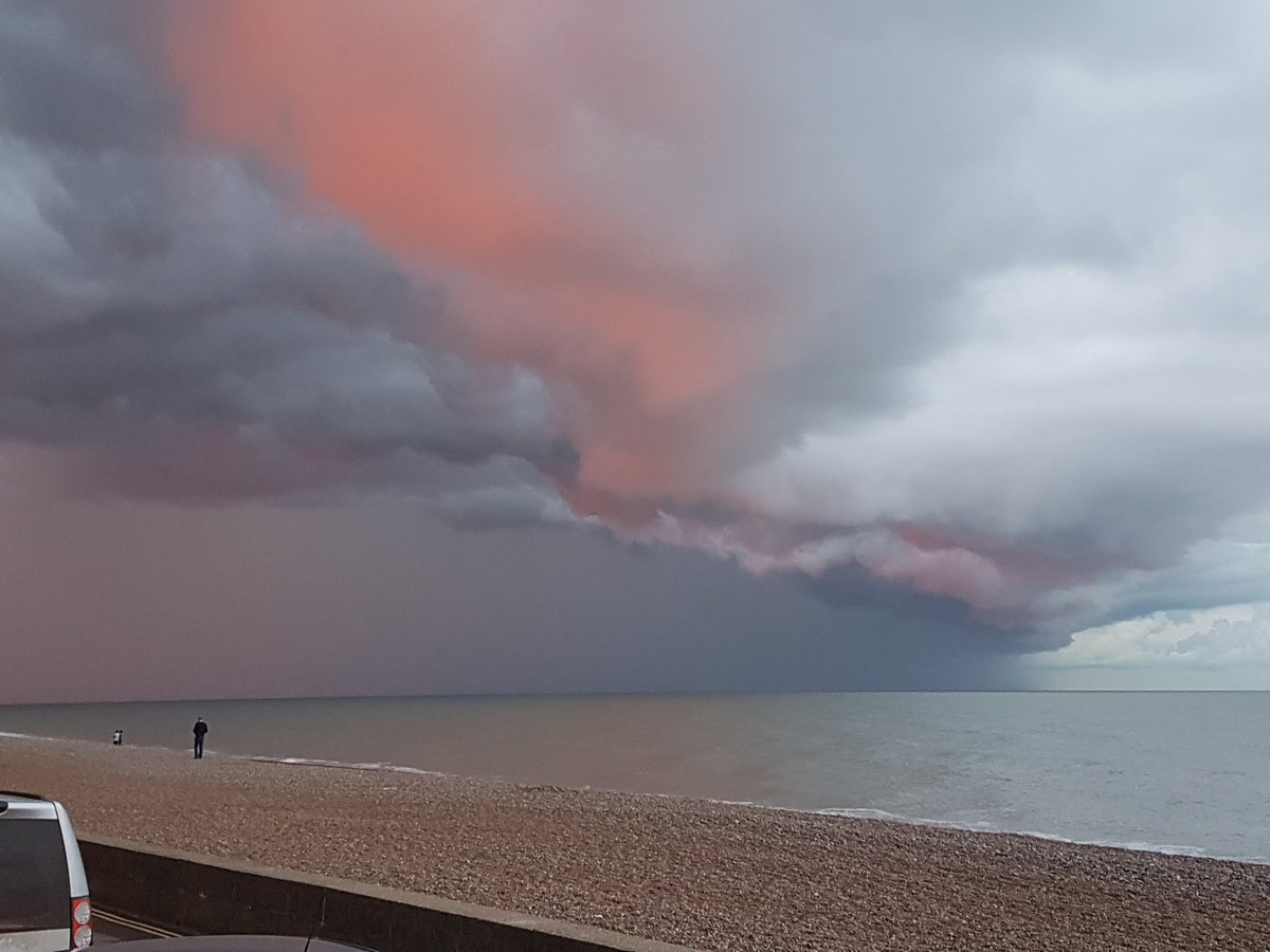 MDPeterOsborne's tweet photo. The sky looked very strange this evening in #Aldeburgh from @BrudenellHotel @EADT24 @BBCSuffolk https://t.co/P8VrQxnYms