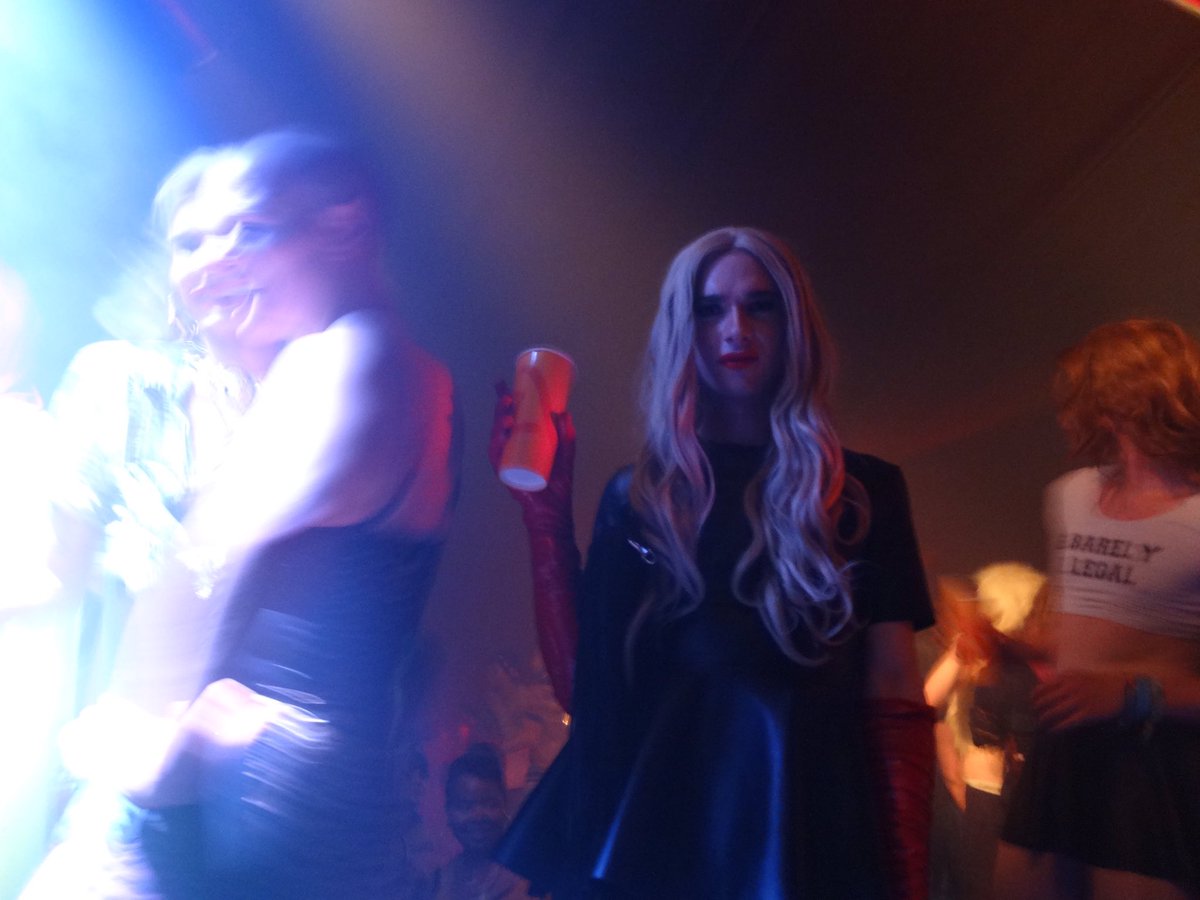 SamiraTurd's tweet image. #LASTTENTONTHELEFT
Where are you going tonight guys... let's meet.. paint me pink and call me fanny! I'm going to bring my #transistors