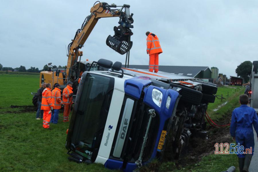 🚨 Vrachtwagen met slachtafval kantelt in Lunteren 112.press/Plk7yL #Lunteren #112Nieuws https://t.co/jFR4p7dW6q