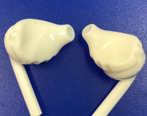 GodFadr's tweet photo. I am not an expert, but I am pretty sure these Apple Airpods are fake...#CraigsListFail https://t.co/MTSqmD54ZI