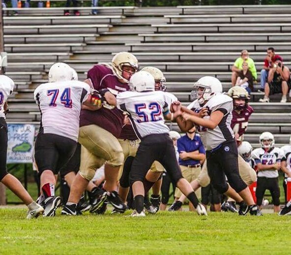 NikkiBarnett627's tweet image. that was a big ole boy our #74  took down!! #proudsis #hesonly14 #football #shmsforthewin #BeastMode #FootballIsBack