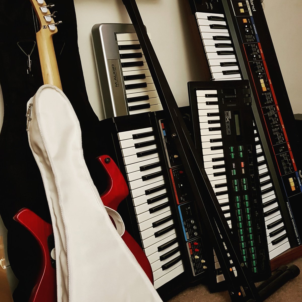 willgoldstone's tweet photo. Tune making gear getting ready to move.. #roland #yamaha #juno6 #dx100 #parker #concertmate https://t.co/d6imoowBTD