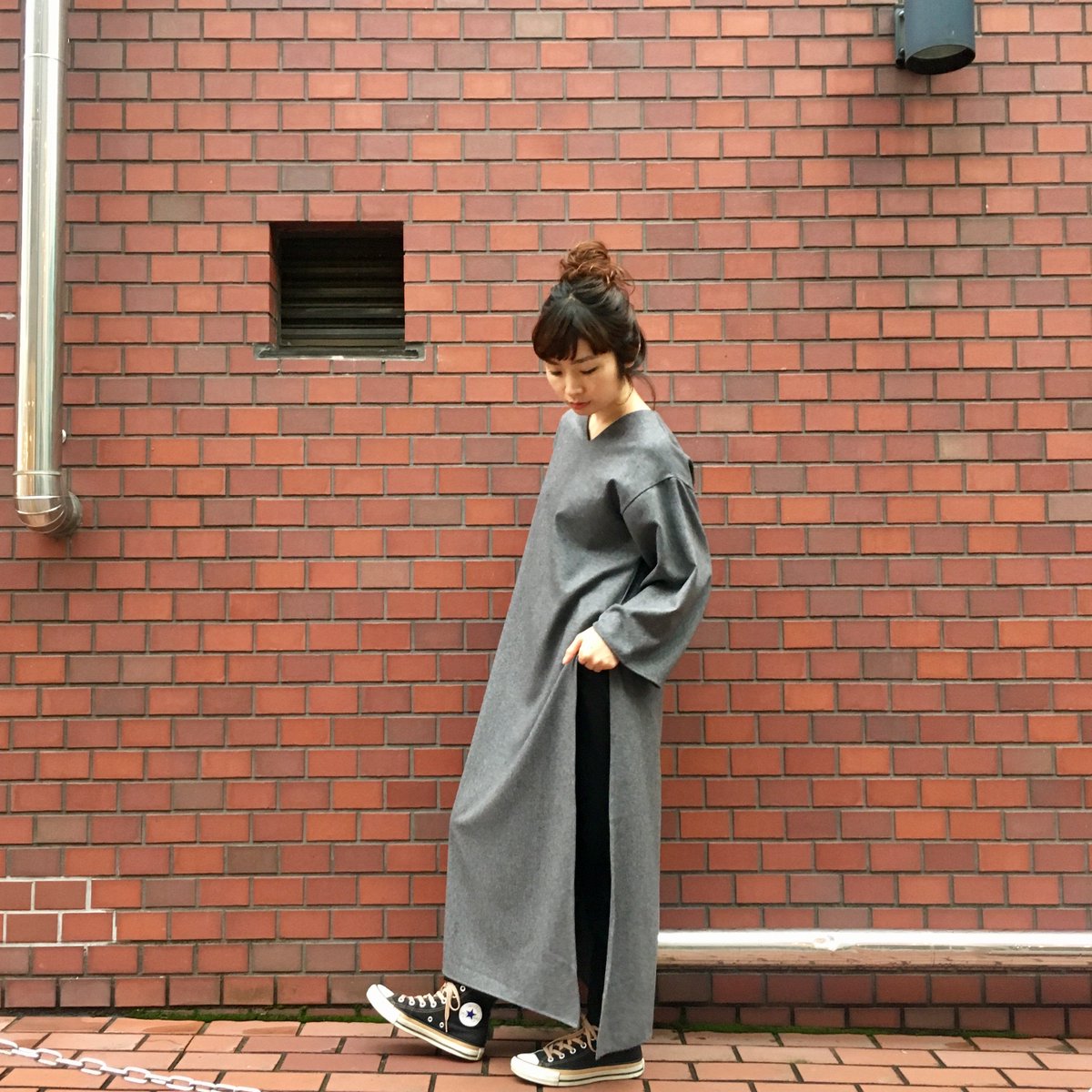 リーラアンドシッタ 自由が丘 本日は季節感を感じられる ウール混のワンピースをご紹介 コーディネートのパターンが決まりがちな ワンピースですが 大胆なスリットが入ってるので ボトムや靴の合わせを楽しんでいただけます カラーはネイビー グレー