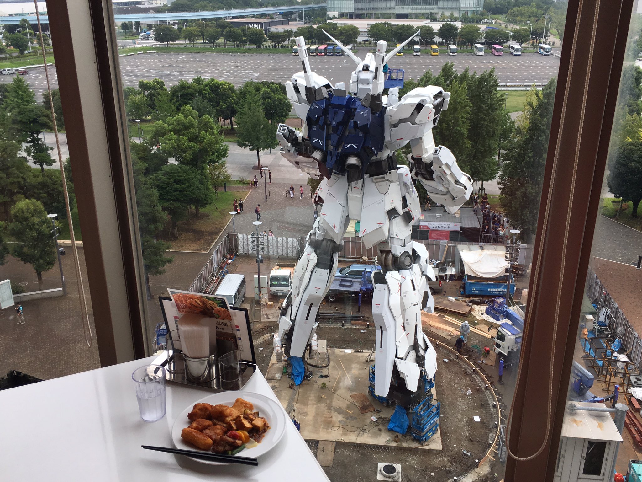 すずき 動くグラフ ユニコーンガンダムの夜間演出3パターン もろもろ配慮してスクリーンを一部隠しているのですが 音楽も入っているので あえて5 5倍速動画にしています 変形するごとにあちこちから歓声が これが毎日流れるのか T Co
