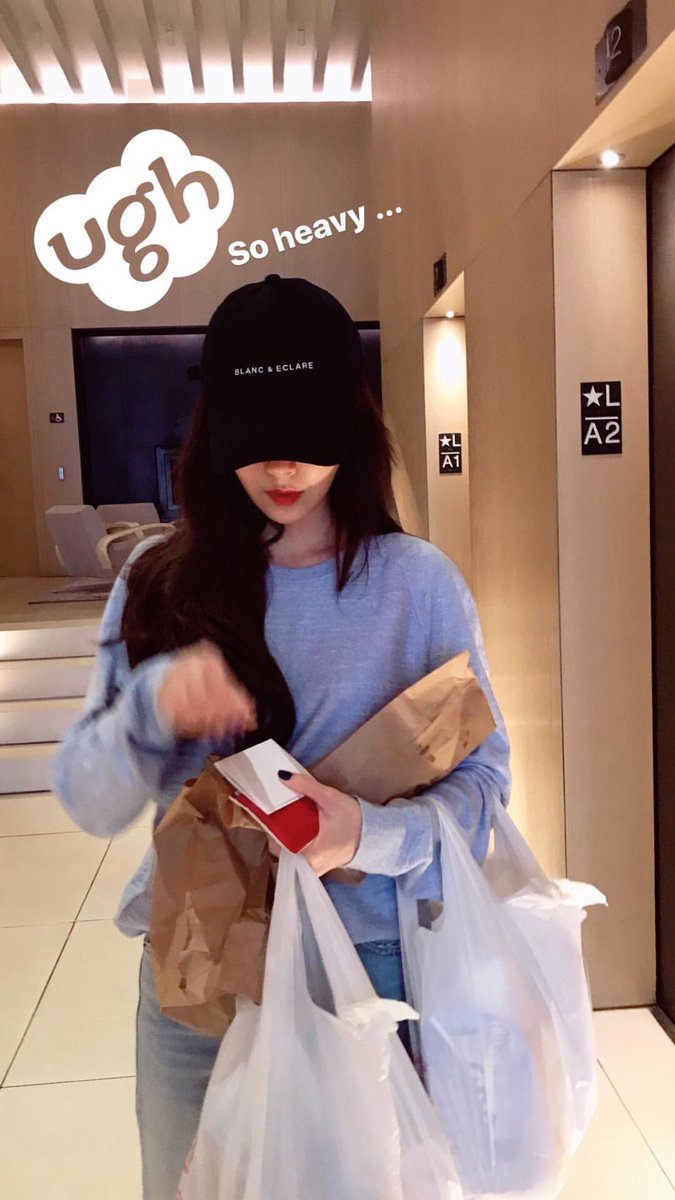onyourjane's tweet photo. เนี่ย ชอบอะไรแบบนี้มากเลย ลุคชิวๆ แต่งตัวง่าย ทำผมง่ายๆ เหมือนธรรมดาแต่ดูดีมาก 🖤 https://t.co/3htxVp3b8W