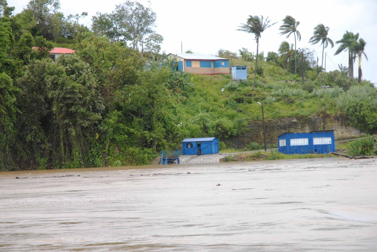 stormcaptain's tweet photo. Crecida del #rioToa x lluvias asociadas al #HuracanIrma interrumpe viaducto provisional e/ #Moa y #Baracoa. /Fotos: Pablo Soroa (ACN) https://t.co/vwT5v7ZZhi