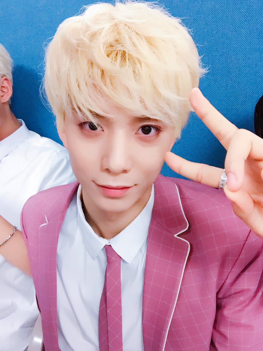 SF9ascake's tweet photo. ♡ #FantasySelcaDay ♡ #SF9 #에스에프나인 #HWIYOUNG #휘영 https://t.co/5cikkDueVP