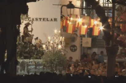 SocialCofrade's tweet image. La Diniva Pastora ya en la C/Martin Rey, a punto cruzar el primero de los arcos, llevada por los hermanos Villanueva #pastoracantillana17