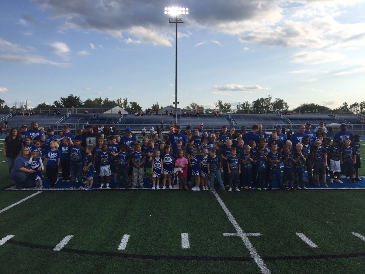 HHSBigBlueAD's tweet photo. Awesome having @hlbbulldogs in the house tonight! #FutureBigBlue @BigBlueFB @CheerHamilton @Hamilton_CSD https://t.co/Pzde6CjO4X