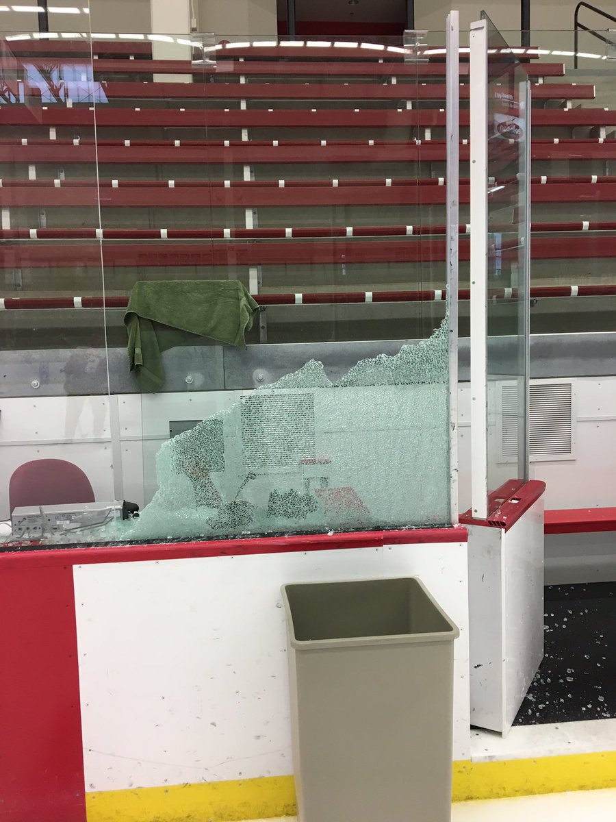 N_LaPoint's tweet photo. Well nothing like a little Friday night excitement at the #Labahn @BadgerMHockey #Badgers https://t.co/t4sqw8HUwC
