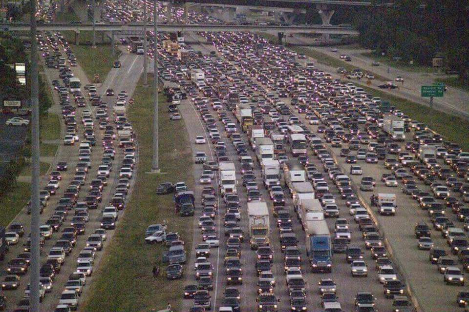 CPFalcone's tweet photo. I'll never complain about traffic again.
#Irma #godhelpyouall 😢 https://t.co/1vQIRxsoYS