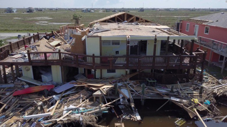 cnni's tweet photo. Apple donates $5 million to hurricane relief, makes it easier for customers to donate https://t.co/gZZ5YTgYvS https://t.co/a8ijfJdl35