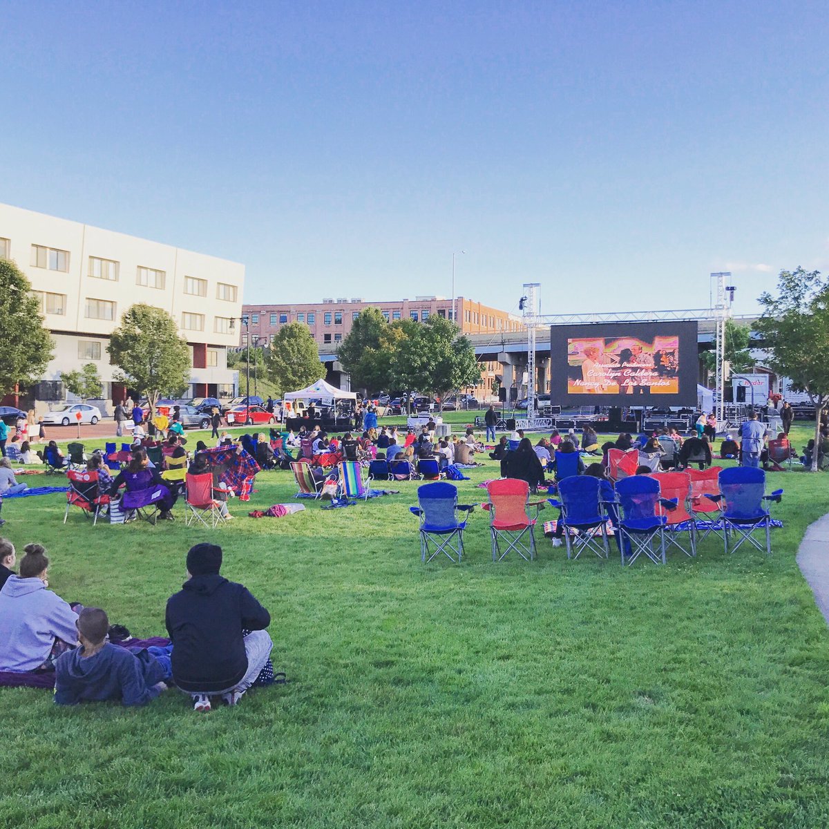 HighFiveProgram's tweet image. Showtime! #ZeroWaste stations all over Heartside to keep @downtowngrinc picnics litter free &amp;amp; sustainable. #lesstrashmorefun #selena #mitp
