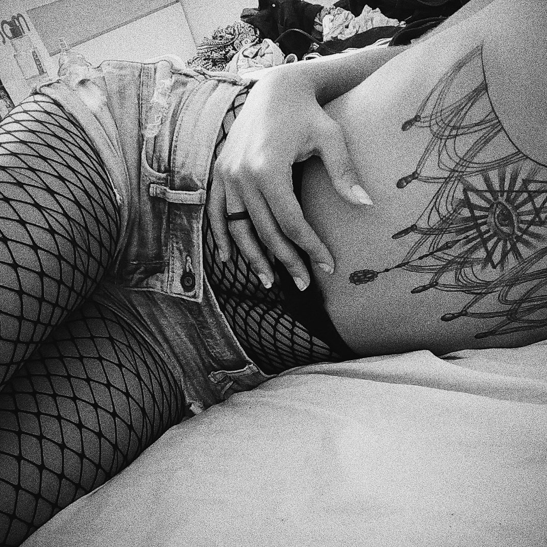 prickedsong's tweet image. Eu tô numa fase top de aceitação do meu corpo. Então vim aqui panfletar essas fotos FODAS que tirei essa semana 😎