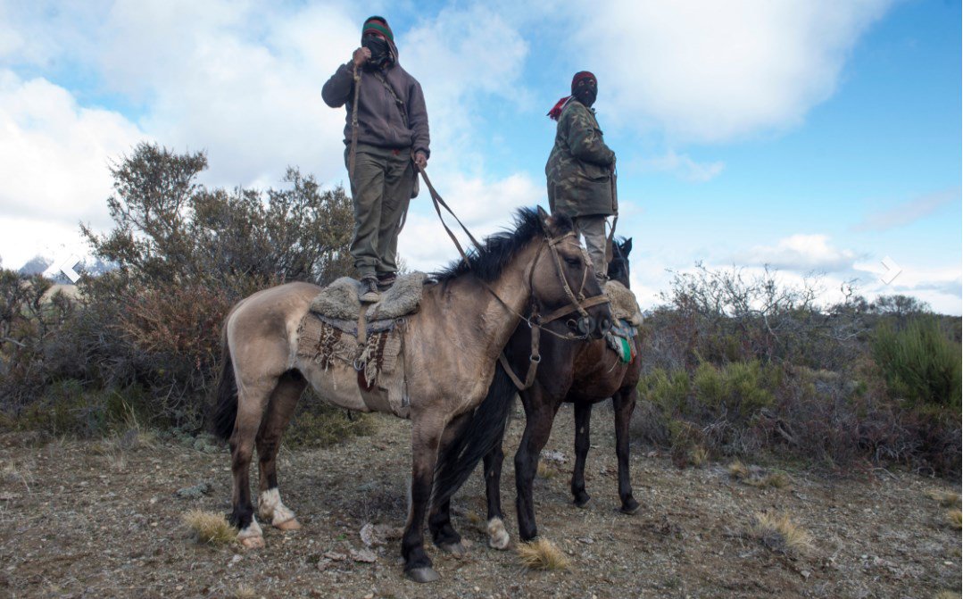 santiagofioriti's tweet photo. Los mapuches observan el rastrillaje del río Chubut.
Fotón del día. https://t.co/WB7jInfcyn