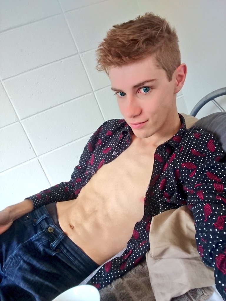 Ryan_Chameleon's tweet image. Online now, come.say hi and let's have some fun #chaturbate chaturbate.com/sexychameleon
