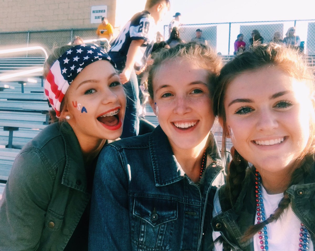 Meghanteaford's tweet photo. Friday night lights 💙💛
...
@RSNsports1 @HVILLE_SS 
@HHSathletics_ https://t.co/tYIICbz4vQ