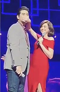 lorbugosit's tweet photo. Ayaw niya ng kiss, ako na lng Papa ihhhh! Ako na lang!! #ALTLLoveGoals https://t.co/HSuPqGWgYK
