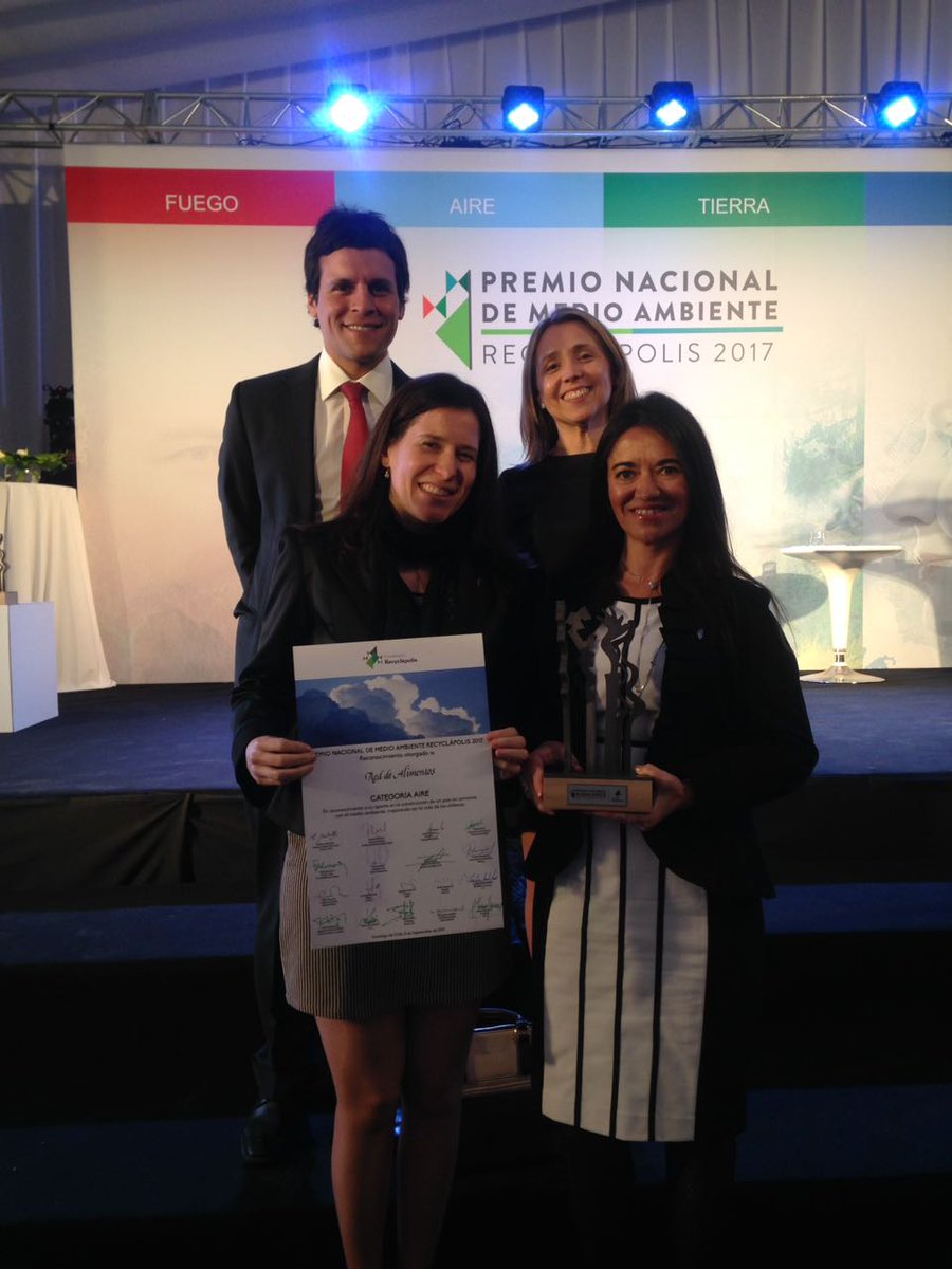 RedAlimentos's tweet photo. Bravo!!
Estamos muy orgullosos y felices, ganamos el Premio Nacional de Medio Ambiente categoria aire.
Gracias @recyclapolis #NadaSobra https://t.co/NZQk5ve5kM