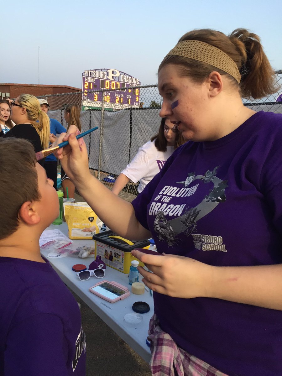 Venngirl's tweet image. PHS Art Club is at the football game painting up some spirit! #phsartclub#250dragons#usd250#purplepride