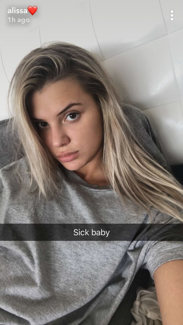 qweenviolet's tweet photo. I wish I looked as gorgeous as her when I'm sick🙄 https://t.co/9CS7cZhPpa