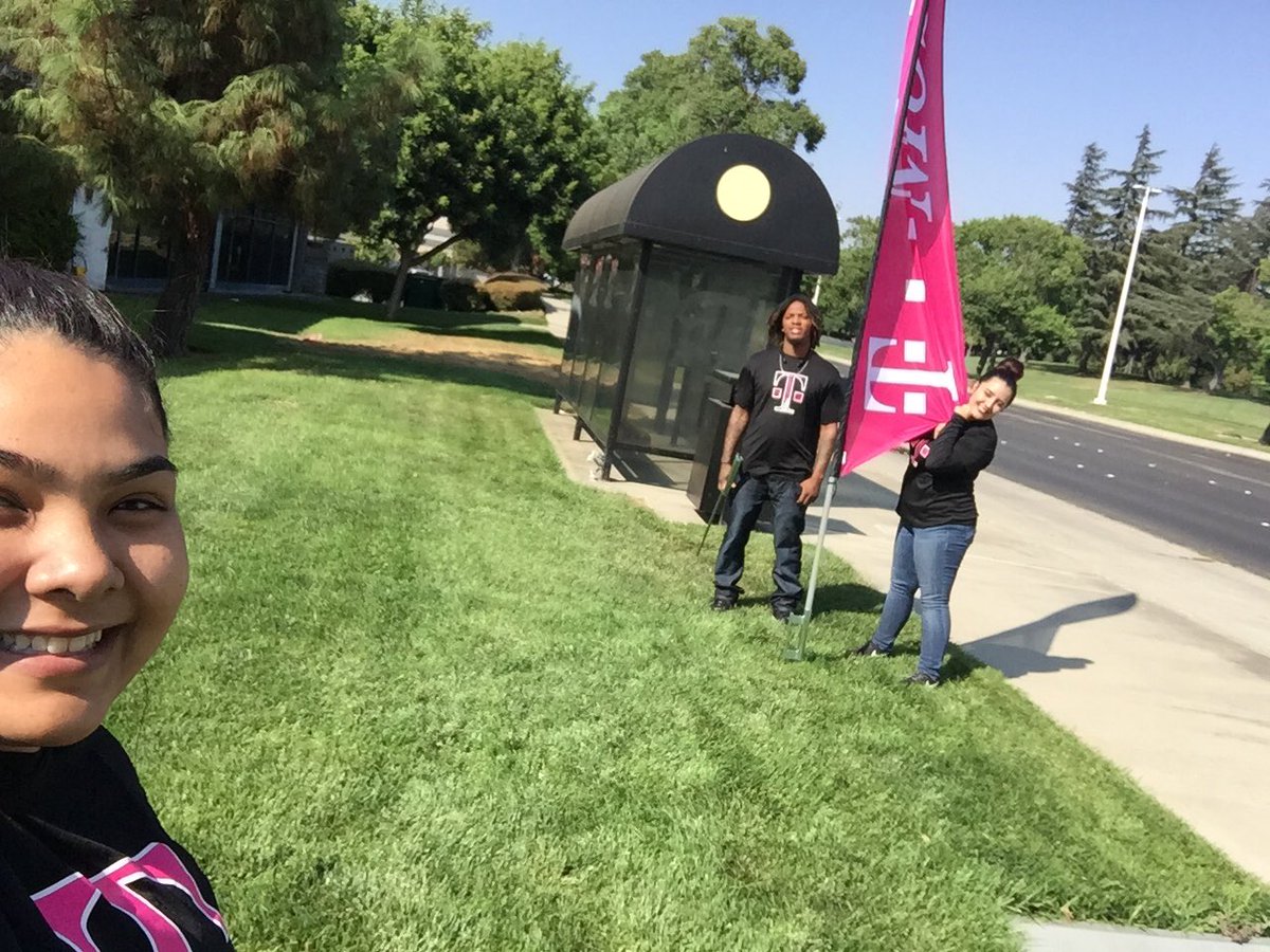 ATalamantes14's tweet photo. No customers in store ? We won't let that stop us !!! #rosewoodwarriors #972C @LindaFromEDUB https://t.co/Txq58C2gF5