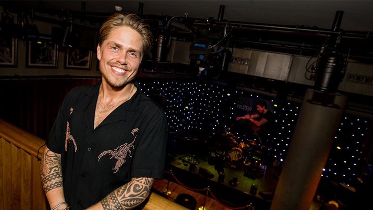 Sterren NL (@sterrennl) on Twitter photo .<a href="/AndreH6Jr/">André Hazes</a> heeft een gouden plaat gekregen voor zijn album Wijzer! 📀 Lees meer: bit.ly/2wOxM3G #SterrenNL .<a href="/AndreH6Jr/">André Hazes</a> heeft een gouden plaat gekregen voor zijn album Wijzer! 📀 Lees meer: bit.ly/2wOxM3G #SterrenNL