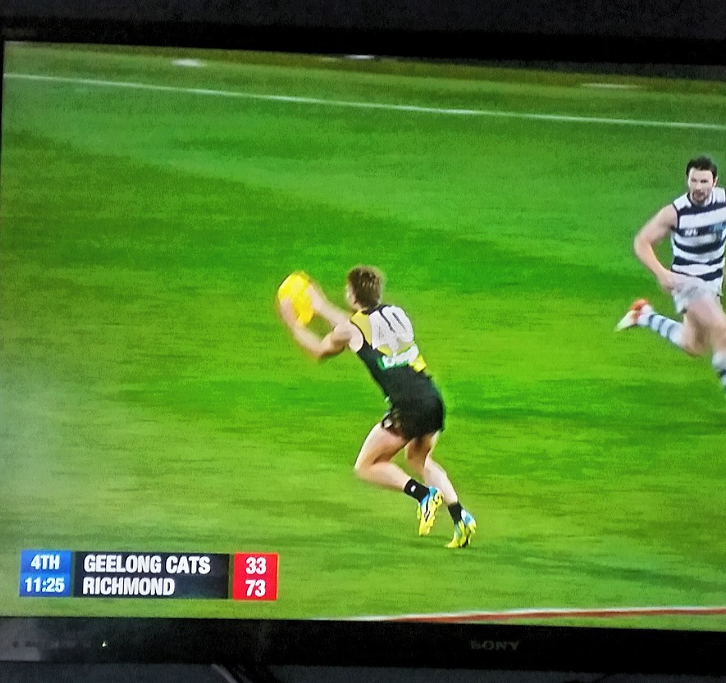 nitsa_11's tweet photo. Quarter and time:
4 x 1 x 1 x 2 x 5 = 40
Score margin: 73 - 33 = 40
Dan Butler's number: 40
@FOXFOOTY @cam_mooney #numerology #aflbounce https://t.co/CD7flunGEa