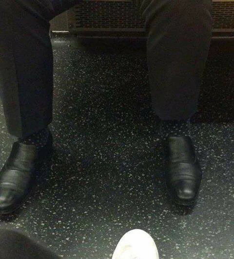 えっ透明人間？！限りなく透明に近いリーマンの足元にビックリｗ