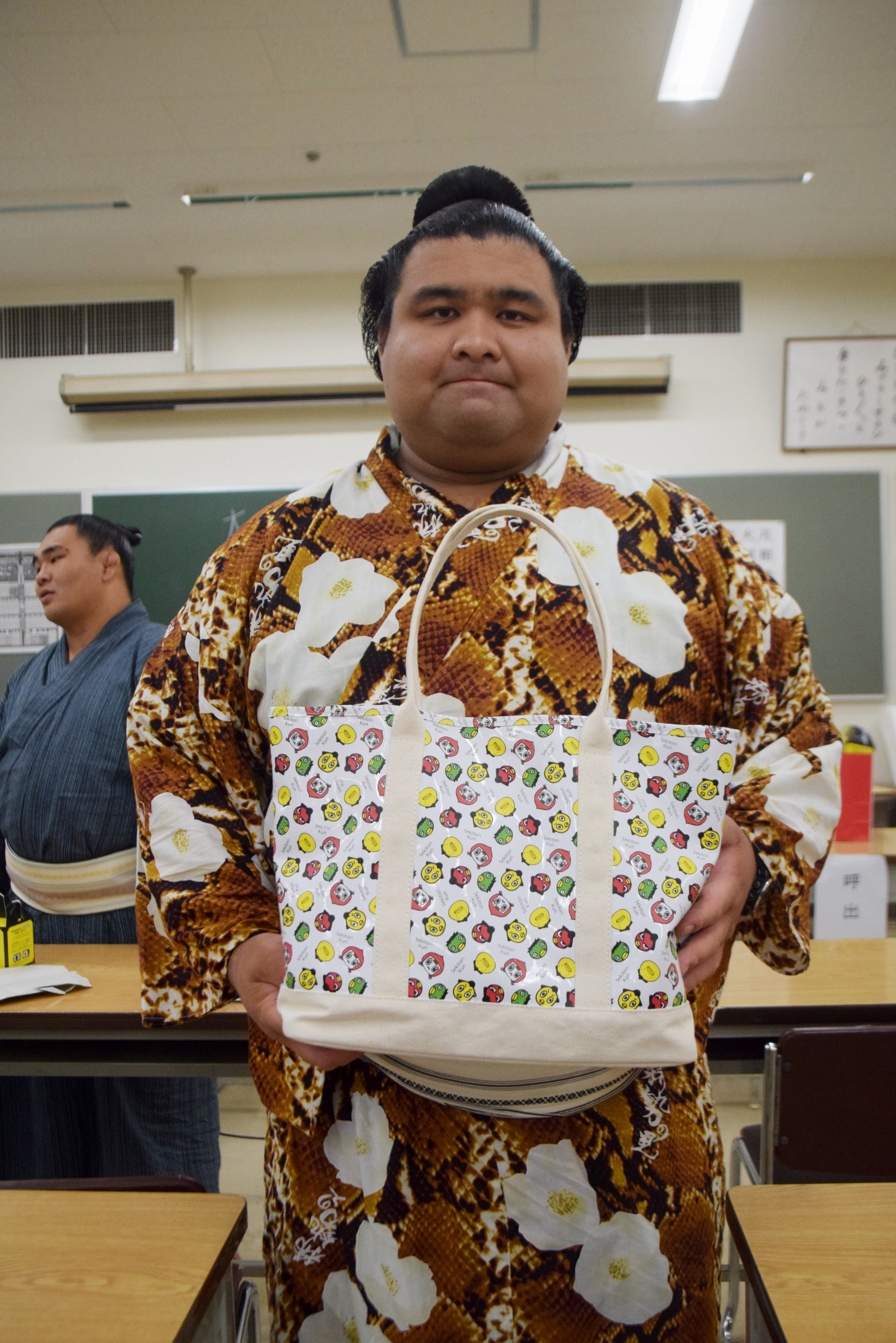 日本相撲協会公式 ひよの山グッズ 新商品 高安が持っているのは せきトリくんトートバッグ 軽量で汚れにくい素材 荷物もたくさん入るので大活躍間違いなしです 初日より公式グッズ売店にて販売いたします T Co Zbfqw2wp7y Sumo T