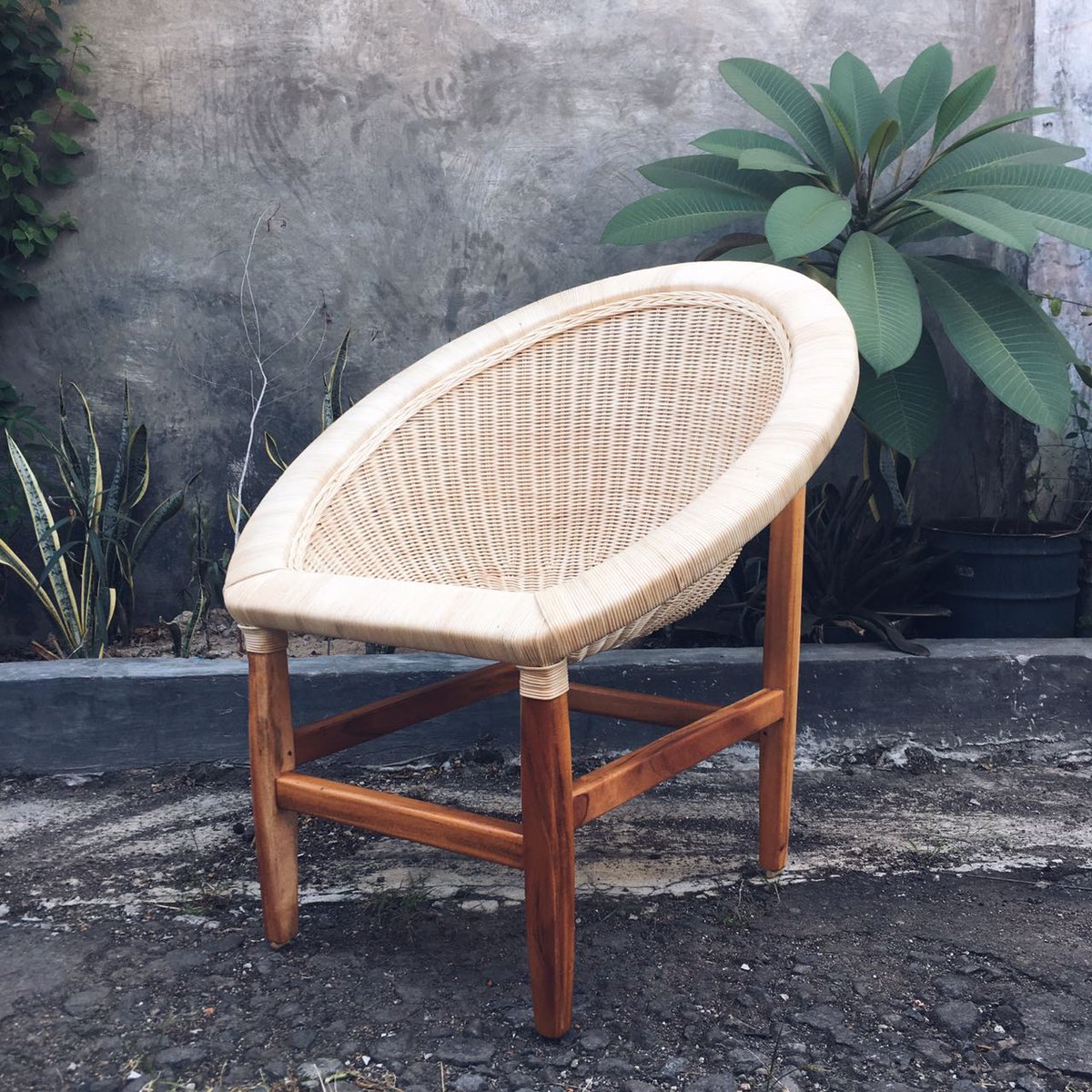 One of our first combination of wood and rattan. This lounge chair mean a lot for as she one of our first sale 🙌🙌
#furniture #design #luxe