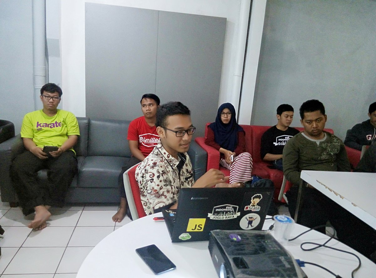 phpjogloraya's tweet photo. Selamat pagi. Hari ini kita lagi meetup di @dilo_solo Mas @andhikayuana lagi memberikan materi tentang @laravelphp &amp; @SocketIO https://t.co/xb1jGJcIoj
