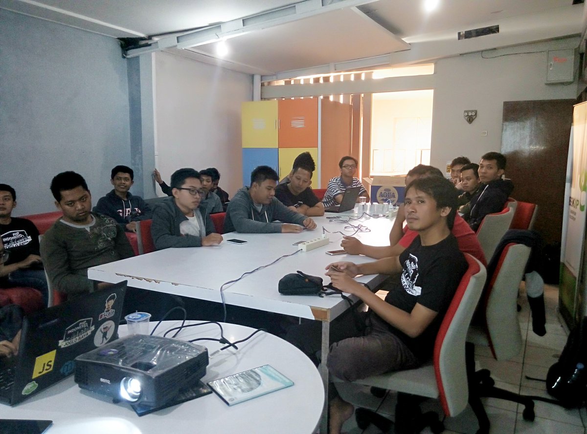 phpjogloraya's tweet photo. Selamat pagi. Hari ini kita lagi meetup di @dilo_solo Mas @andhikayuana lagi memberikan materi tentang @laravelphp &amp; @SocketIO https://t.co/xb1jGJcIoj