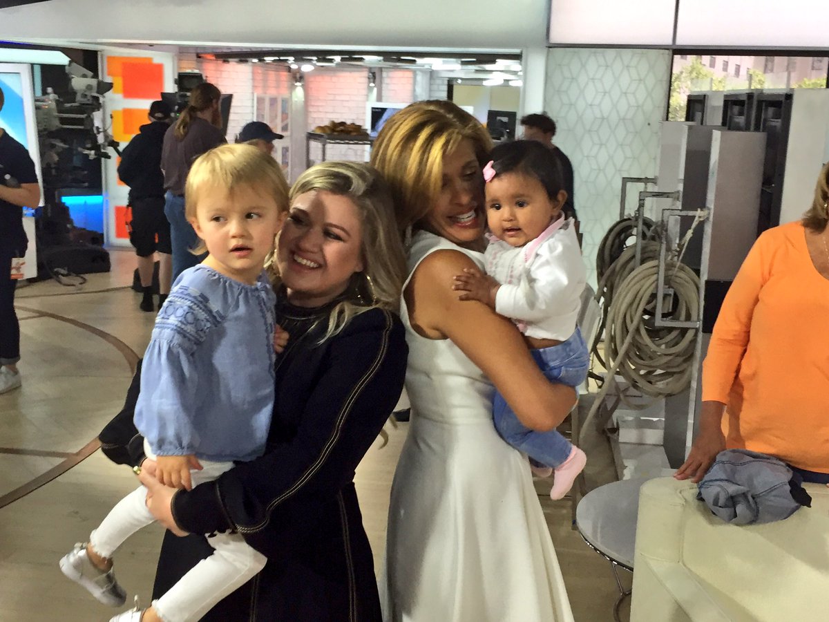 SandyLeeTV's tweet photo. Ho hum, just two mom's hanging out with their adorable children. @TODAYshow @hodakotb @kelly_clarkson #riverrose #haleyjoy #nbd @klgandhoda https://t.co/v3zt3BfkeN