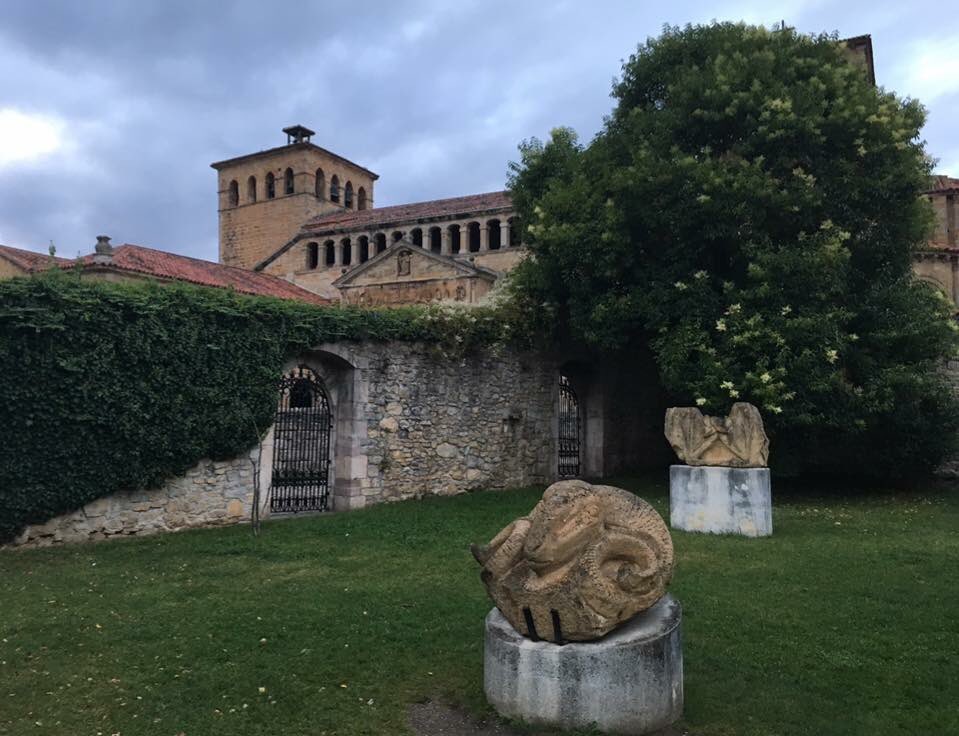 Vista de la colegiata de Santillana del Mar desde el Museo Jesús Otero #SantillanadelMar #Cantabria