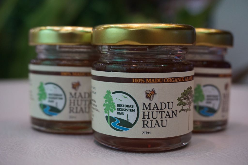 RER_official's tweet photo. As we protect nature, we also support the community through #RER honey production. Have you ever tried raw forest honey? #ClimateChangeExpo https://t.co/Pc23mb0j1K