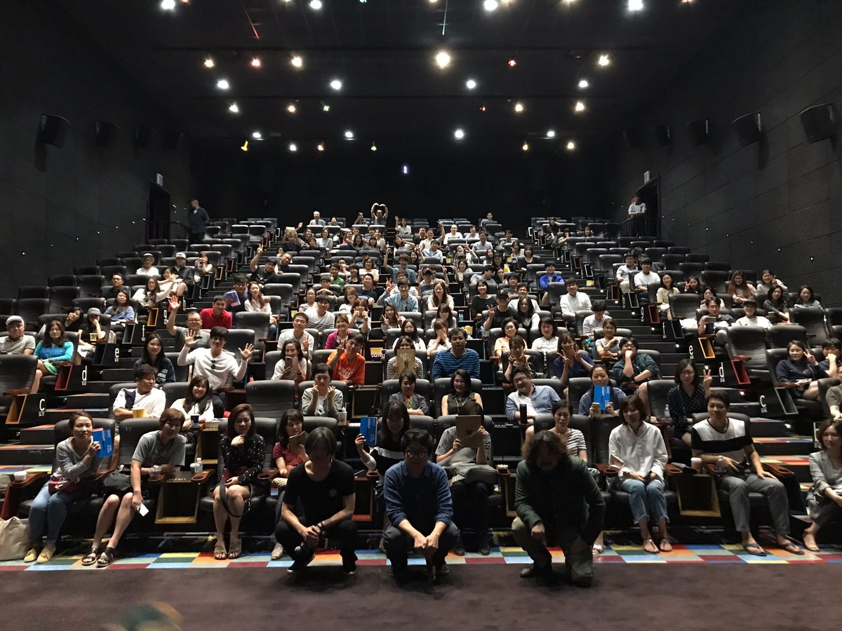 jinu20's tweet photo. 카드로 이명박을 구속하라!
-김총수 지령. 
<저수지 게임> 매진이지만 역시 빈 객석. 
김총수가 너무 좋아합니다. https://t.co/eEehlSQDrR