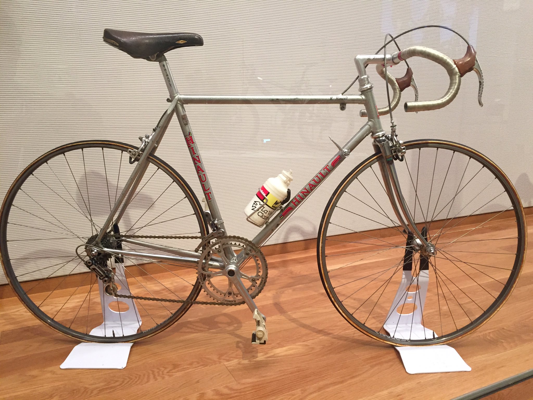 ちく やっぱりシビアコンディション En Twitter ベルナール イノーが1985年のツール ド フランスで優勝した時に乗っていた この年lookのビンディングが初めて使用されたとのこと 自転車乗りとして勉強になることばかりだな 郡山市立美術館