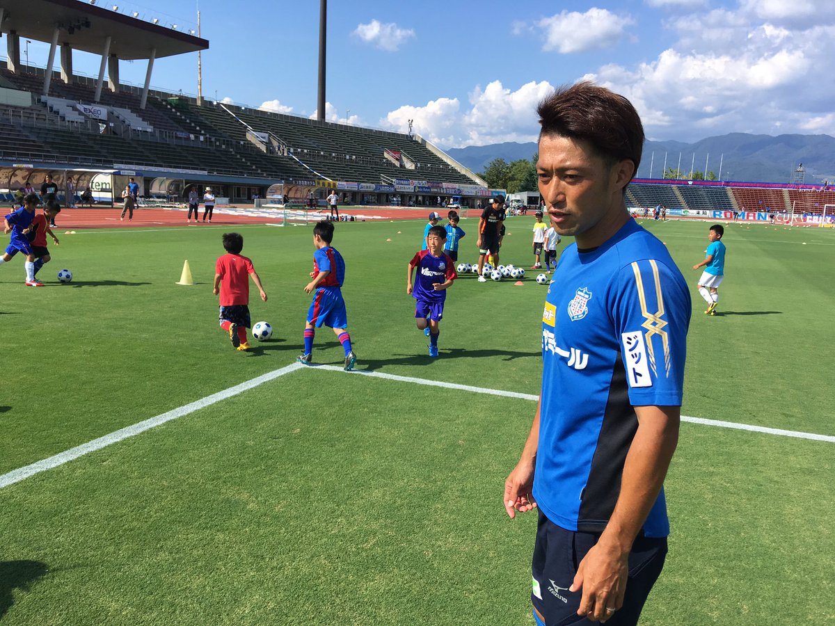 ヴァンフォーレ甲府 A Twitter 本日は明治安田生命j1 第25節vs 清水エスパルス戦 ピッチ内では 明治安田生命サッカー教室が行われています 1名の子ども達と一緒に津田選手 熊谷選手もボールを追いかけながらコーチングしています Vfk 富士山ダービー 明治安田