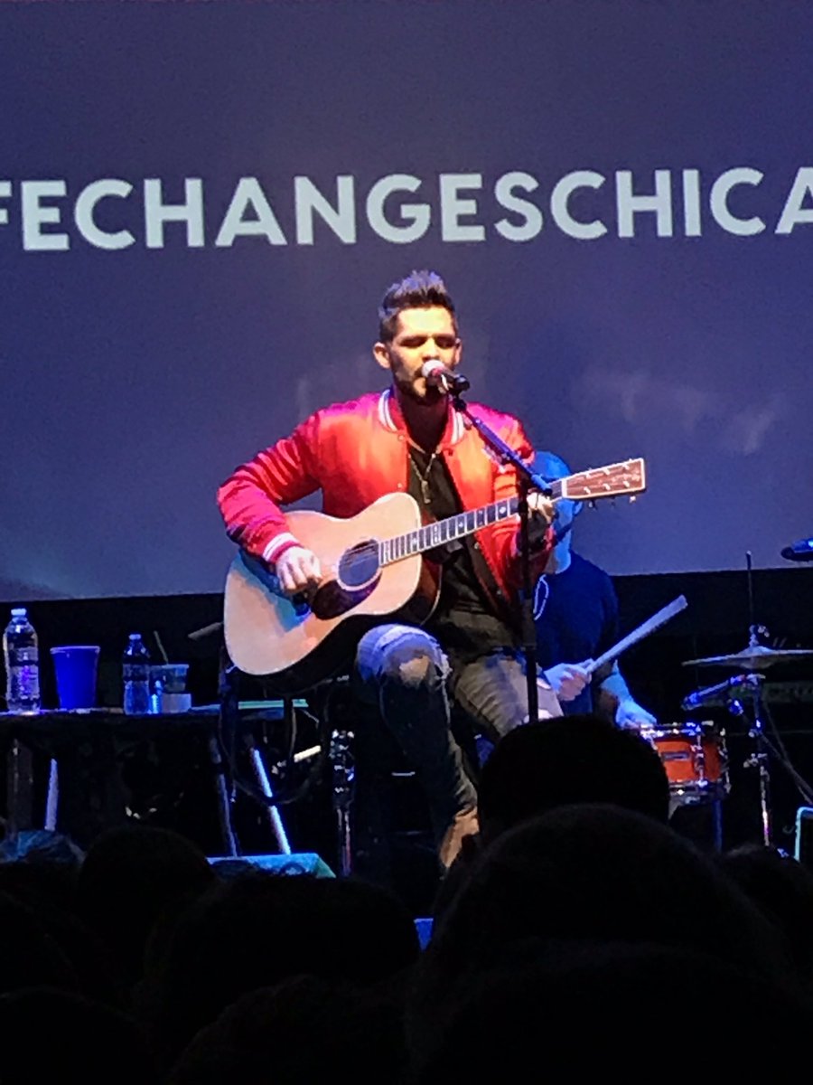 alyssamklemm's tweet photo. Life changes, but I will definitely be taking these unforgettable memories to the grave with me @ThomasRhett #LifeChangesChicago https://t.co/7zwD0fdBVj