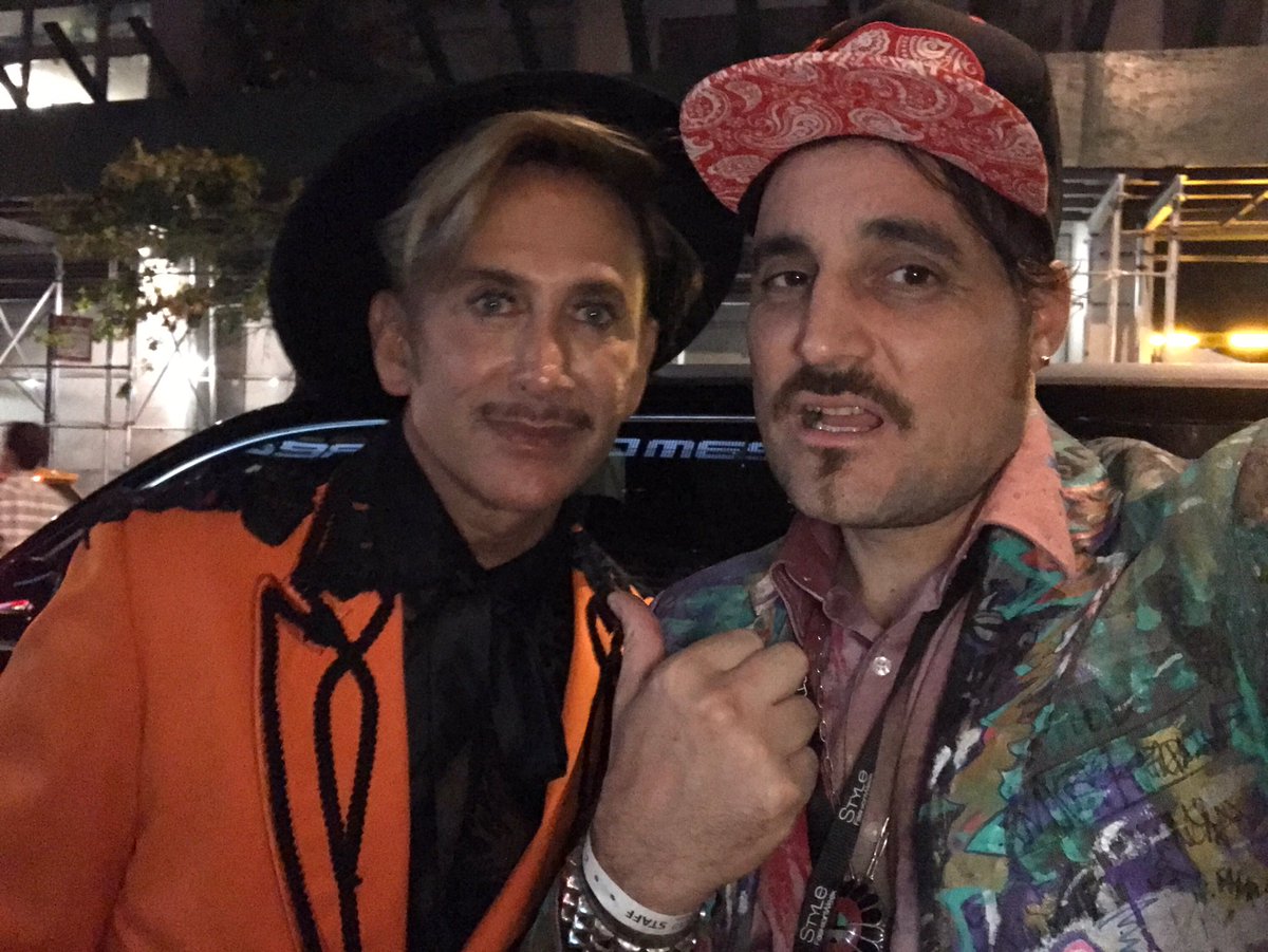 4ChionLifestyle's tweet photo. #nyfw #nyfw2017 never know what you will find! #fashion #ArtNevow #art #artists #designers #stylefw #stylefwny #handsomeman#runway #menswear https://t.co/WyFDvxEvRn