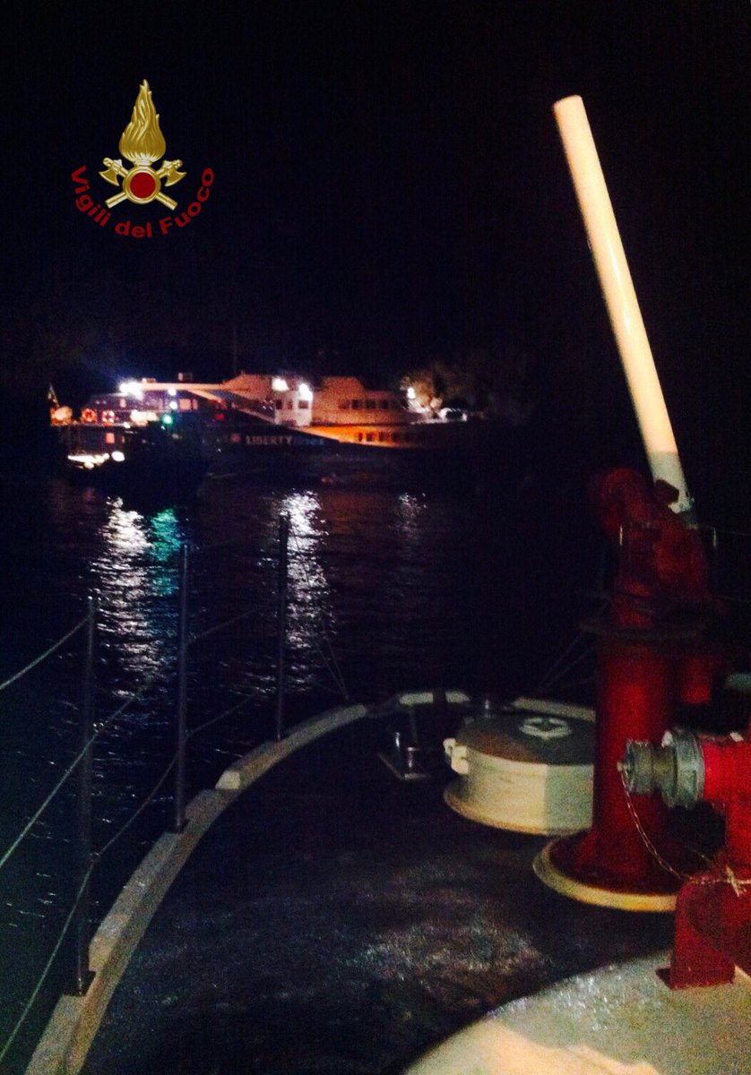 vigilidelfuoco's tweet image. #8set aliscafo su scogli a #Lipari(ME), soccorsi passeggeri da #vigilidelfuoco e @guardiacostiera e installate panne per perdita carburante