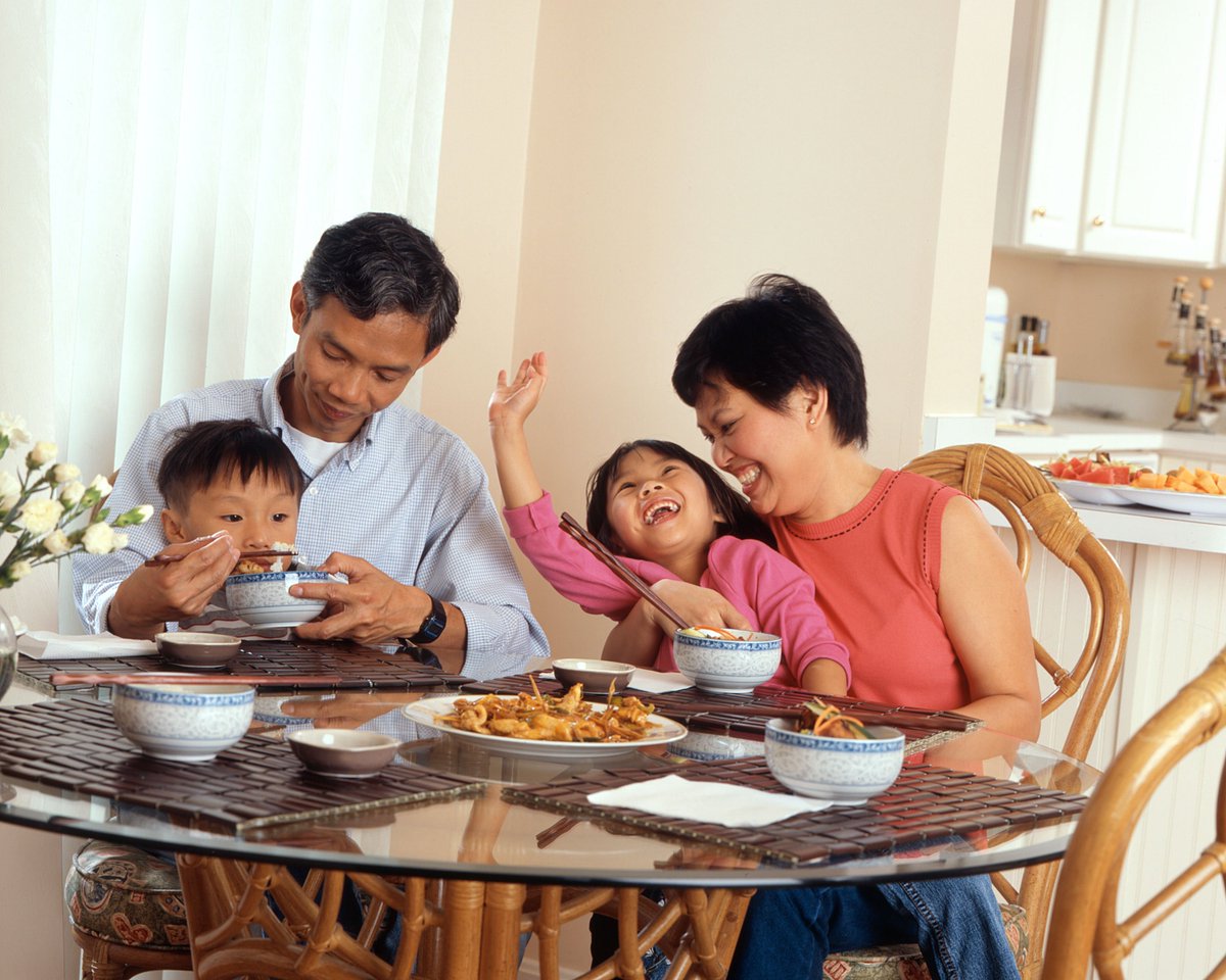 TheUnbreakBond's tweet photo. Dinner is more than just a meal! Read more: https://t.co/o1qSuoOGWD  #makedinnertimematter #familybonding #unbreakablebond #familyfirst https://t.co/jiWRGb4nKH