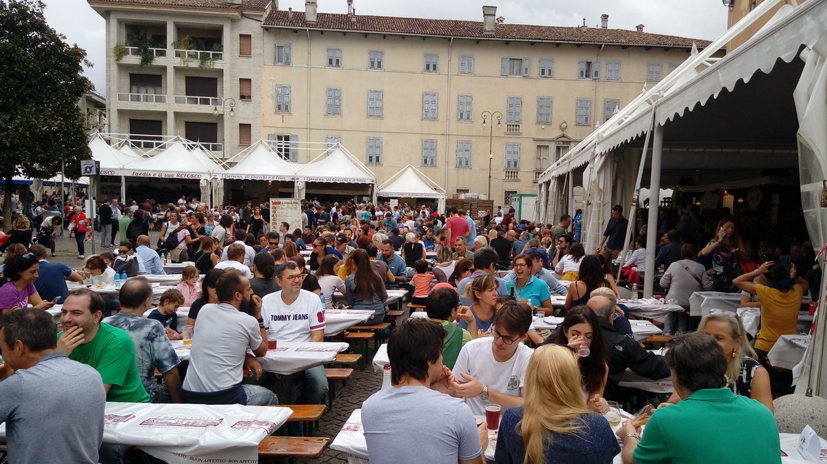 regioneFVGit's tweet photo. La festa di #friulidoc23 nel centro storico di #Udine #RegioneFVG https://t.co/cTmHkCqzK2